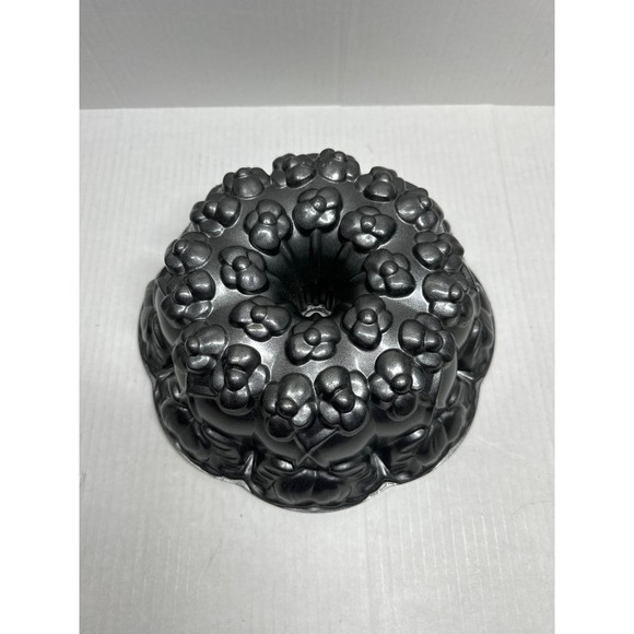 Nordic Ware Violet Flower Bundt Cake Pan Williams Sonoma 10 Cup USA Retired - Picture 2 of 5